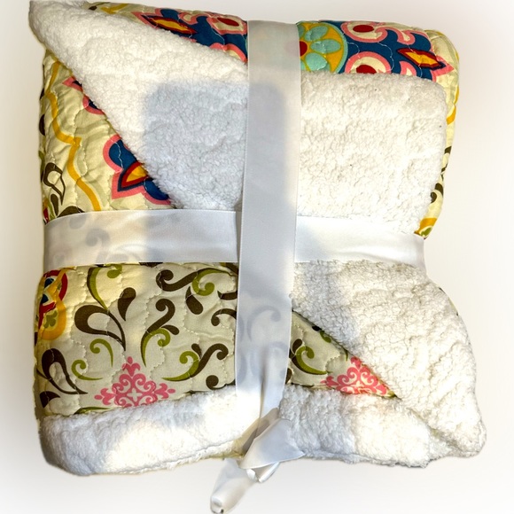 VERAH BELLA MUDRA QUILTED SHERPA 50” x60” THROW DEBRA VALENCIA MEDALLION DQST519 - Picture 2 of 5